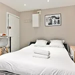 Compact Studio In Central Paris Practical & Convenient