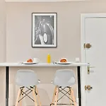 Compact Studio In Central Paris Practical & Convenient