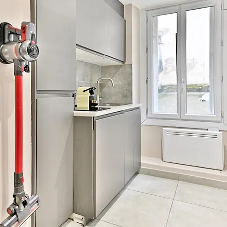 Apartment Compact In Practical & Convenient Paris